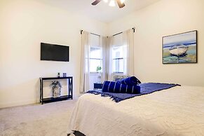 Stylish Home w/ Hot Tub ~ 4 Mi to Canyon Lake