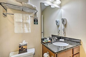 Upscale Unit in Private Golf Resort w/ Pool!