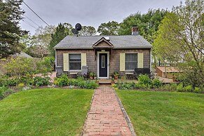 Cute East Hampton Cottage w/ Patio - Walk to Beach