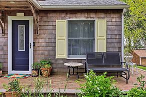 Cute East Hampton Cottage w/ Patio - Walk to Beach