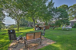 Cute East Hampton Cottage w/ Patio - Walk to Beach