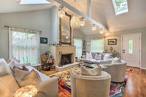 Cute East Hampton Cottage w/ Patio - Walk to Beach