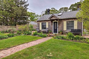 Cute East Hampton Cottage w/ Patio - Walk to Beach