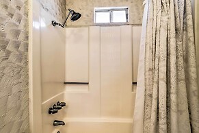 Sunny Oasis w/ Hot Tub ~ 11 Mi to Nat'l Park!