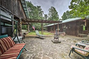 'pine Lodge Cabin' on 450 Acres in Ozark Mountains