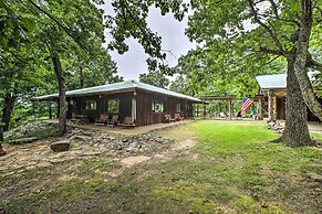 'pine Lodge Cabin' on 450 Acres in Ozark Mountains