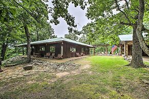 'pine Lodge Cabin' on 450 Acres in Ozark Mountains