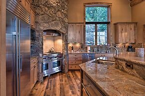 Hilltop Breck Home: Hot Tub, Views & Walk to Town