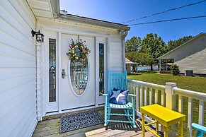 Riverfront Cottage: Fire Pit & Kayaks
