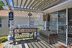 Riverfront Cottage: Fire Pit & Kayaks