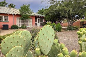 Eclectic Home: Walk to Town & Bath District!