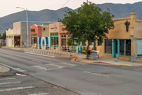 Eclectic Home: Walk to Town & Bath District!