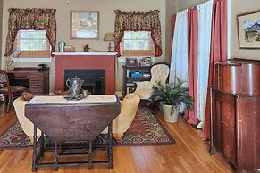 Eclectic Home: Walk to Town & Bath District!