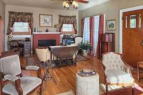 Eclectic Home: Walk to Town & Bath District!