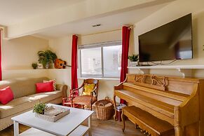 Homey Dog-friendly Retreat w/ Deck in Dtwn Frisco!