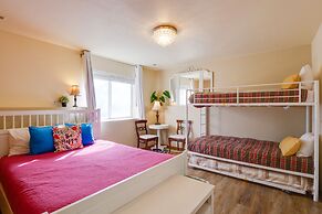 Homey Dog-friendly Retreat w/ Deck in Dtwn Frisco!