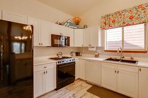 Homey Dog-friendly Retreat w/ Deck in Dtwn Frisco!