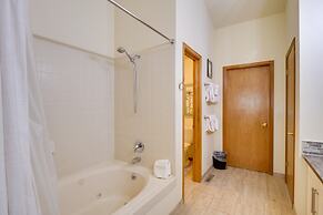 Homey Dog-friendly Retreat w/ Deck in Dtwn Frisco!