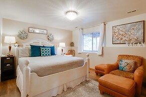 Homey Dog-friendly Retreat w/ Deck in Dtwn Frisco!