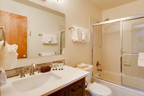 Homey Dog-friendly Retreat w/ Deck in Dtwn Frisco!