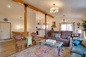 Homey Dog-friendly Retreat w/ Deck in Dtwn Frisco!