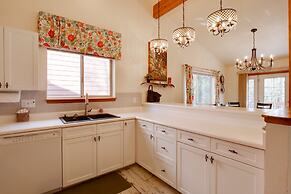 Homey Dog-friendly Retreat w/ Deck in Dtwn Frisco!