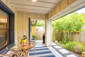 Jupiter Cottage w/ Patio, Gas Grill & Fire Pit!