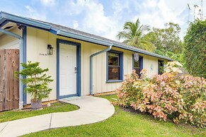 Jupiter Cottage w/ Patio, Gas Grill & Fire Pit!