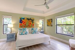 Jupiter Cottage w/ Patio, Gas Grill & Fire Pit!