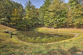 Couples Cabin - 5 Mi to DT Berkeley Springs!