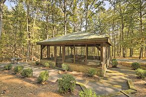 Couples Cabin - 5 Mi to DT Berkeley Springs!