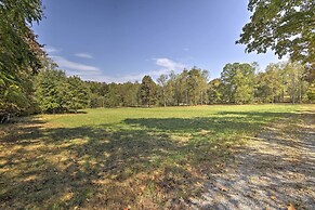 Couples Cabin - 5 Mi to DT Berkeley Springs!