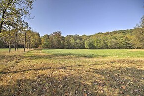Couples Cabin - 5 Mi to DT Berkeley Springs!
