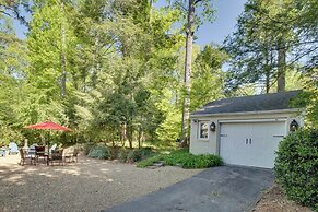 7 Mi to The Biltmore: 'Le Canard' Cottage w/ Porch