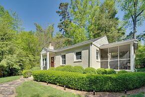 7 Mi to The Biltmore: 'Le Canard' Cottage w/ Porch