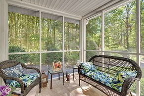 'Le Canard' Cottage w/ Porch: 10 Mi to Asheville!