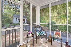 7 Mi to The Biltmore: 'Le Canard' Cottage w/ Porch