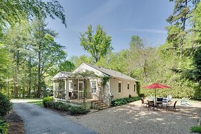 7 Mi to The Biltmore: 'Le Canard' Cottage w/ Porch