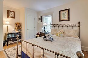 7 Mi to The Biltmore: 'Le Canard' Cottage w/ Porch