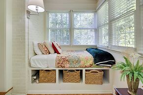 7 Mi to The Biltmore: 'Le Canard' Cottage w/ Porch