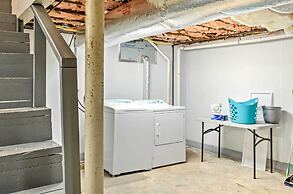 7 Mi to The Biltmore: 'Le Canard' Cottage w/ Porch