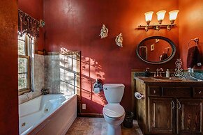 11 Mi to Dtwn: Murphy Gem w/ Hot Tub & Mtn Views!