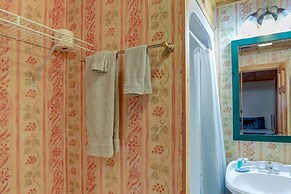 Hot Tub & Game Room: Powderhorn Mountain Cabin