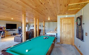 Hot Tub & Game Room: Powderhorn Mountain Cabin