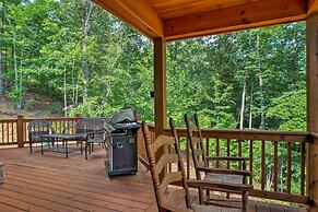 Breathtaking Murphy Cabin w/ Deck & Mountain Views