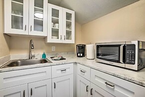 Tropical Palm Harbor Studio: Walk to Gulf!