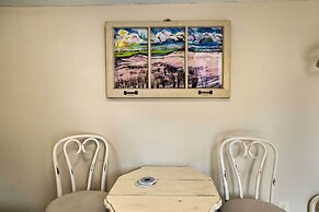 Tropical Palm Harbor Studio: Walk to Gulf!