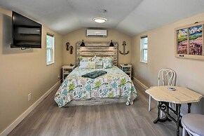 Tropical Palm Harbor Studio: Walk to Gulf!