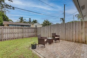 Jupiter Townhome w/ Patio & Yard ~ 6 Mi to Beach!