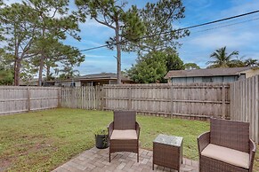 Jupiter Townhome w/ Patio & Yard ~ 6 Mi to Beach!